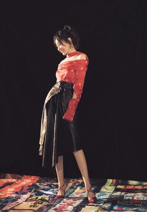 魔女上衣最新爆料,神秘元素揭晓,时尚界再掀热议狂潮 第1张 魔女上衣最新爆料,神秘元素揭晓,时尚界再掀热议狂潮 第1张